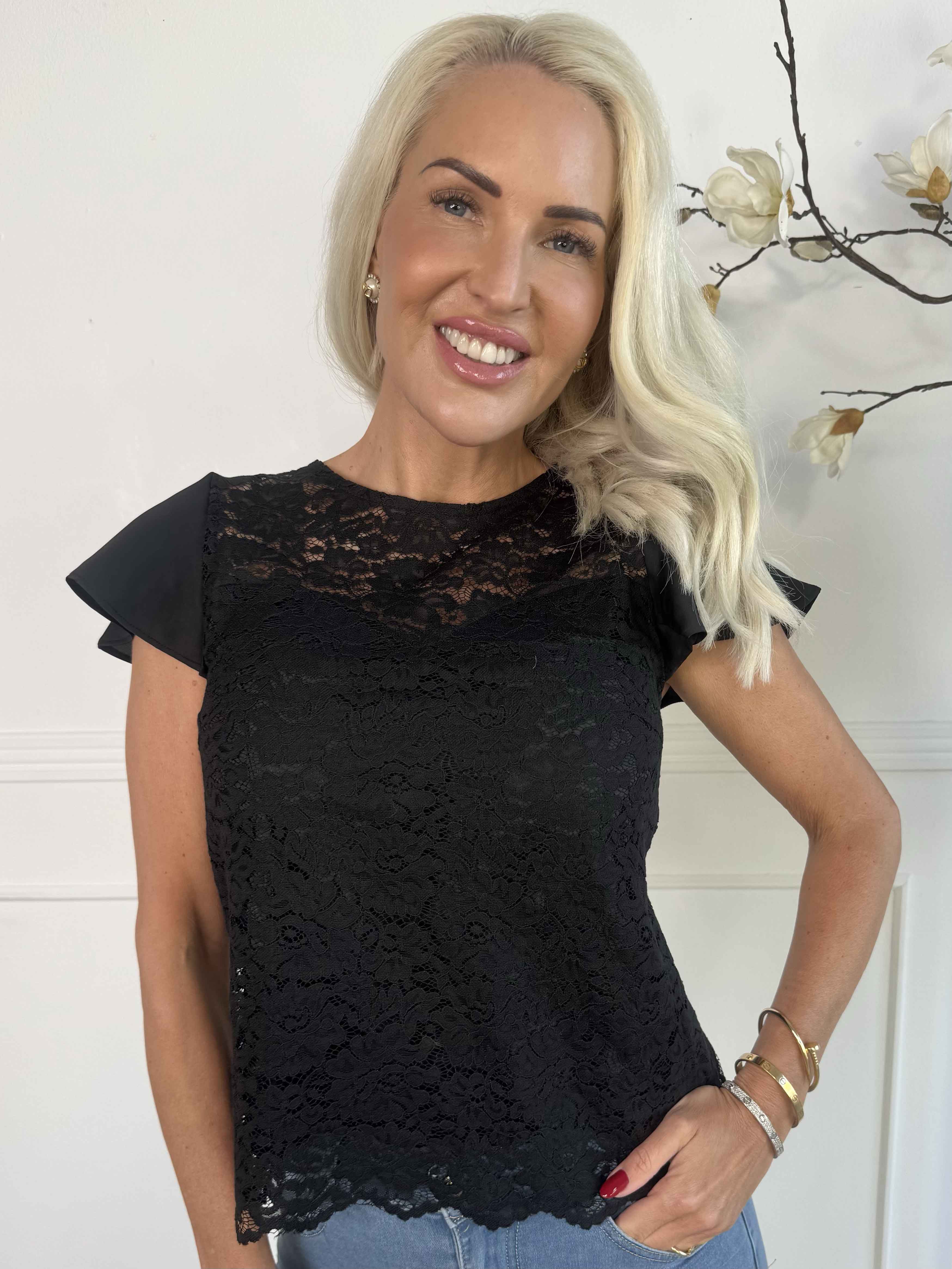 Remi - Blondebluse med transparent blonde på ryggen